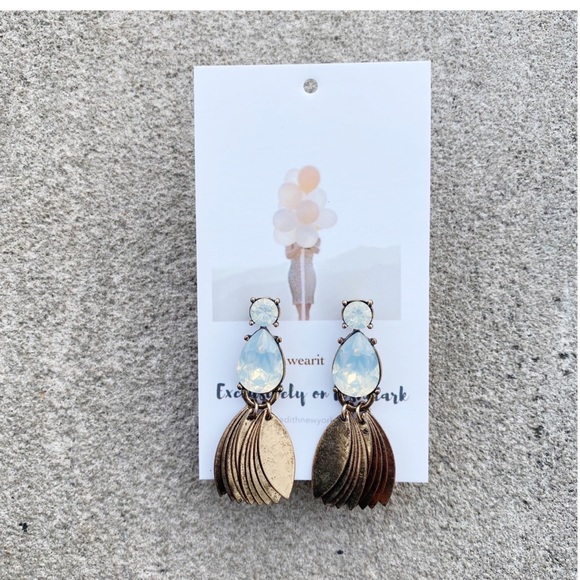 Crystal TearDrop Earrings NWT - Picture 12 of 12